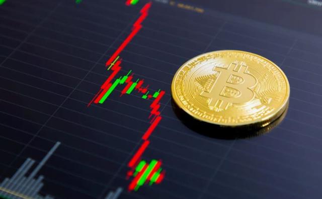 Биткоин стабильно держится на уровне $56 тыс., несмотря на массовую распродажу на Уолл-стрит и падение Nvidia на 10%