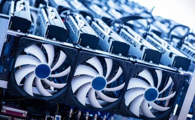 Майнеры Биткоина продолжают испытывать трудности: продают больше монет, чем обычно