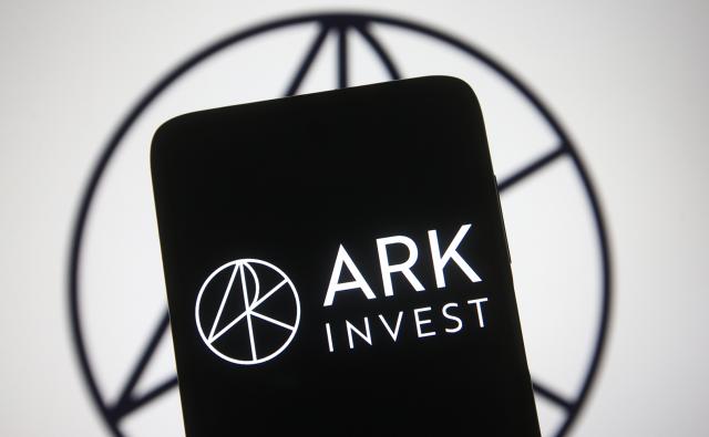 ARK купил крупную партию акций GBTC и Coinbase