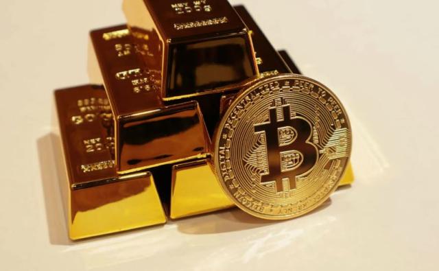 Стратег Bloomberg ожидает, что биткоин упадет по отношению к золоту на фоне ухода от рисковых активов