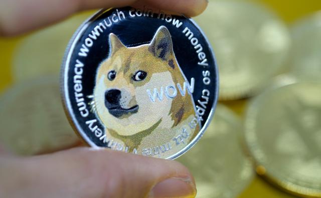 Dogecoin прибавил 15% после заявления Маска о запуске смартфона