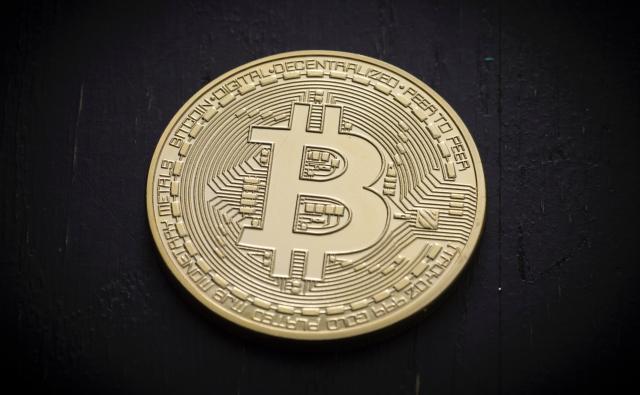 Биткоин опередил техноакции на 12%
