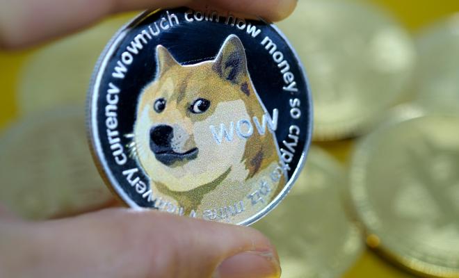 Dogecoin прибавил 15% после заявления Маска о запуске смартфона